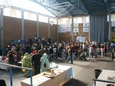 El poliesportiu s'omple per celebrar la III festa Intercultural
