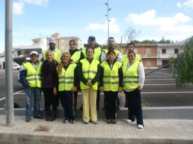 Un equip de gabellins treballa netejant els camins públics
