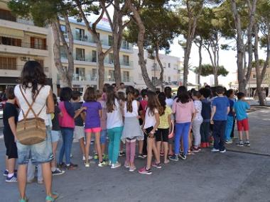 Els alumnes de cinquè del CEIP S’Auba coneixen els orígens de Cala Rajada