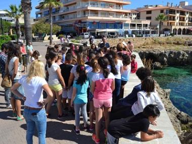 Els alumnes de cinquè del CEIP S’Auba coneixen els orígens de Cala Rajada
