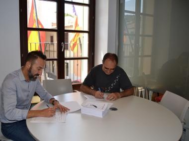 L'Ajuntament de Capdepera i l'Associació Cultural Cap Vermell signen un conveni de col·laboració en els premis de narrativa curta 'Ploma de Ferro' 2017 