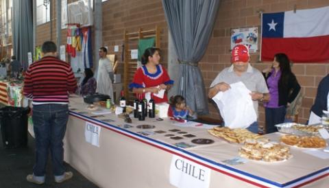 El poliesportiu s'omple per celebrar la III festa Intercultural