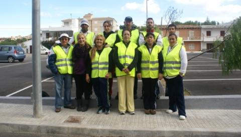 Un equip de gabellins treballa netejant els camins públics