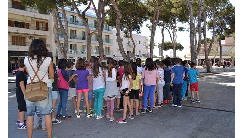 Els alumnes de cinquè del CEIP S’Auba coneixen els orígens de Cala Rajada