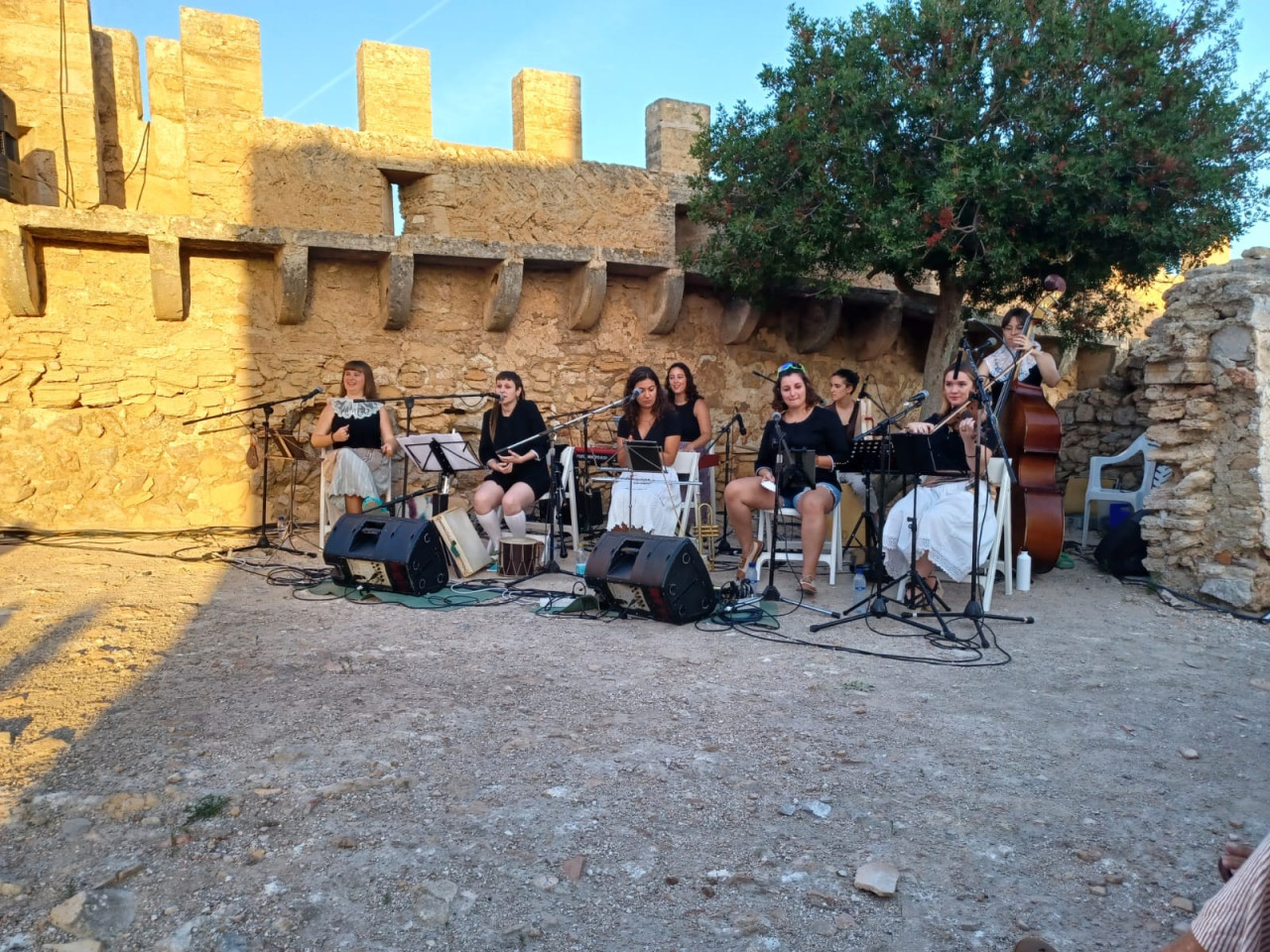 Concert AL RECER DE LES MURADES a l'esplanada de l'església del Castell. 