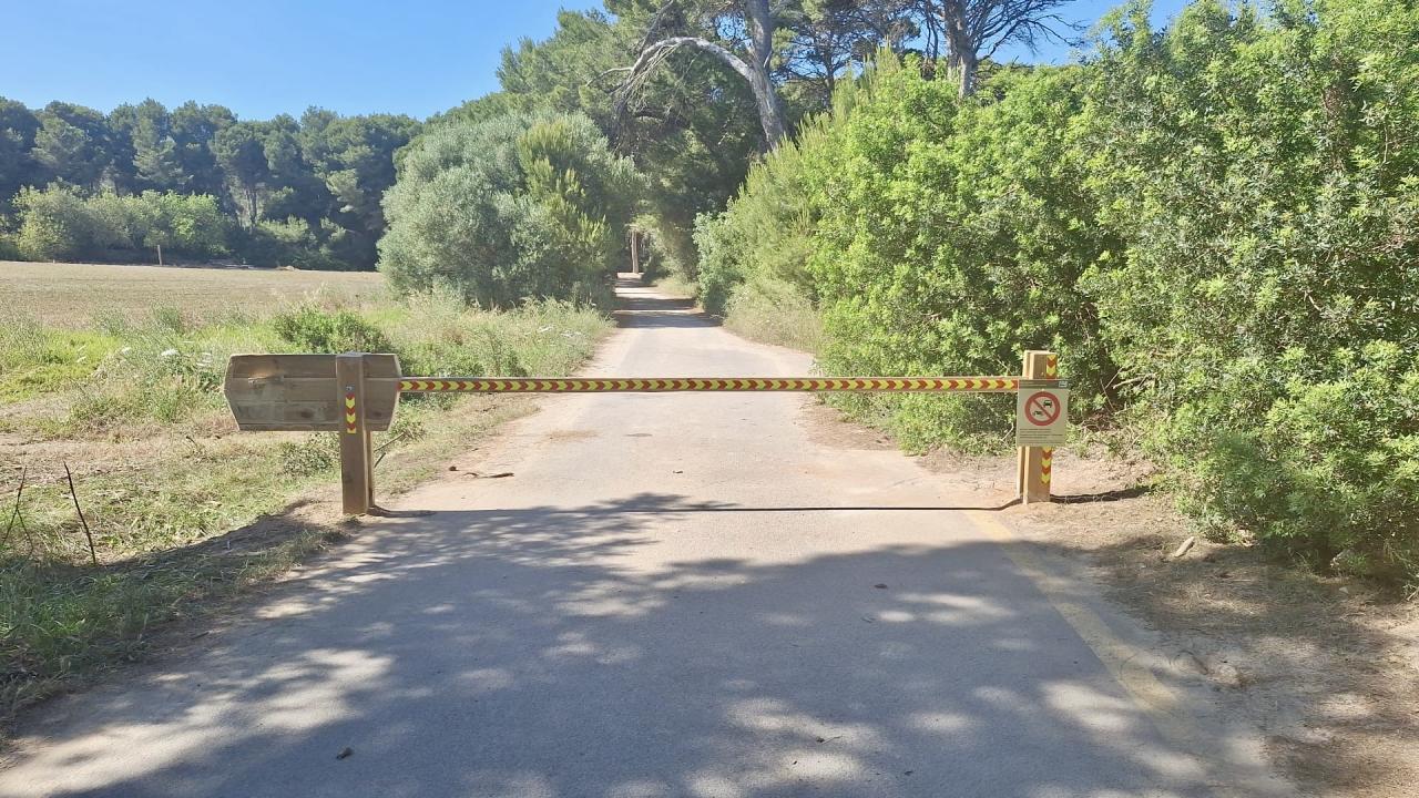 Instal·lada la nova barrera d'accés a Cala Agulla