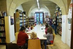 Els nins i nines de s’Alzinar visiten la Biblioteca