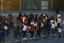 El Pare Noel balla amb els nins i nines gabellins