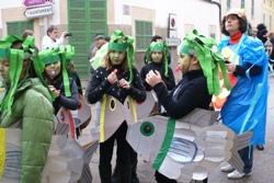 Els nins i nines de s'Alzinar surten a la rua