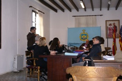 L’equip de govern abandona la sala