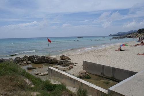 Tanquen la platja de Son Moll per un vessament d’aigües fecals