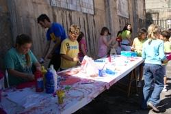 Els nins i nines realitzen tallers mediambientals per celebrar el Dia Mundial del Medi Ambient