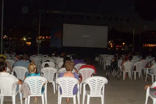 VETLADA DE CINEMA A LA FRESCA EN CATALÀ, UNA ACTIVITAT CLÀSSICA DINS LES FESTES DEL CARME