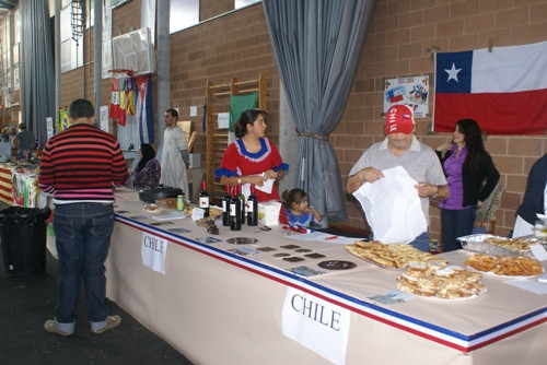 El poliesportiu s'omple per celebrar la III festa Intercultural