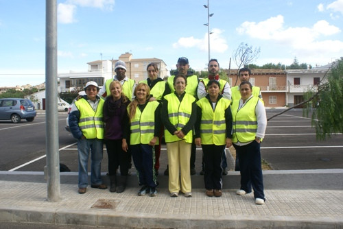 Un equip de gabellins treballa netejant els camins públics