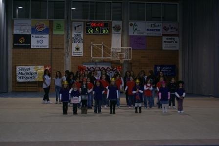 Els nins i nines de les escoles esportives celebren la festa de Nadal