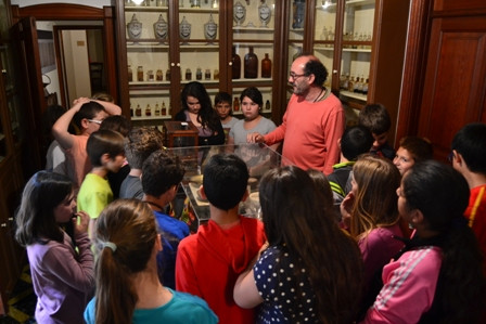 Els alumnes de s’Alzinar visiten la Farmàcia Melis