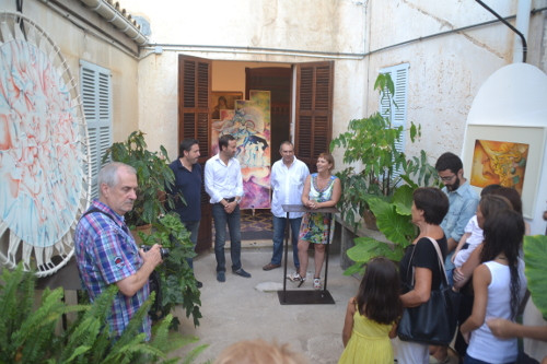 Al Centre Melis Cursach el mes d'agost, de  dimarts a diumenge de 19 a 21  hi ha l'exposició de Sebastià Massanet titulada “els arbres també caminen”.