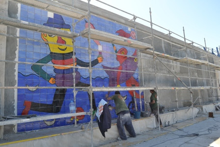 Es comença a instal•lar el segon mural de Gustavo