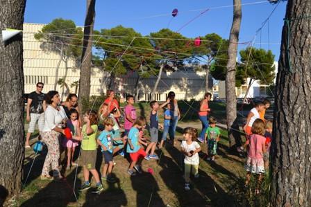 Els infants de Cala Rajada construeixen una teranyina gegant