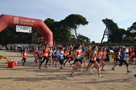 Daniel Muñoz i Catalina Roig campions del XI Cross popular platja de cala Agulla