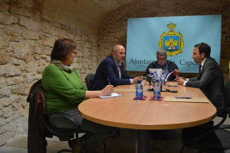 Els regidors del consistori i les associacions locals es reuneixen amb el president del Consell de Mallorca