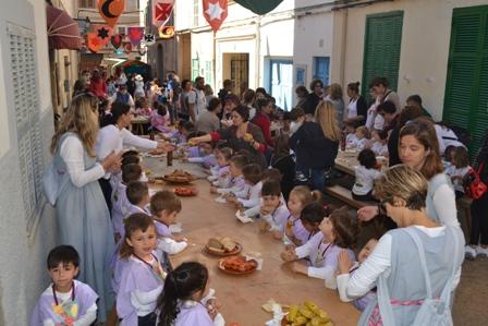 Els escolars comencen la festa amb un pa amb oli medieval