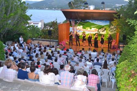 La coral de l’Escola de Música de Capdepera canta en directe amb ‘Cap Pela’ al concert a la llum de la lluna