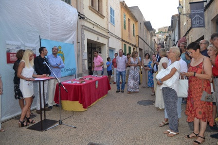 L’Arxiu Municipal presenta la versió en anglès i en alemany del llibre ‘El temps s’esmicola’