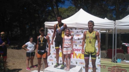 Toni Sales i Ana Cèlia Creus guanyadors de la VIII Triatló First Sun Mallorca de Cala Agulla