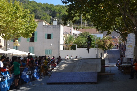 Els salts de BTT omplen de curiosos la plaça de l’Orient