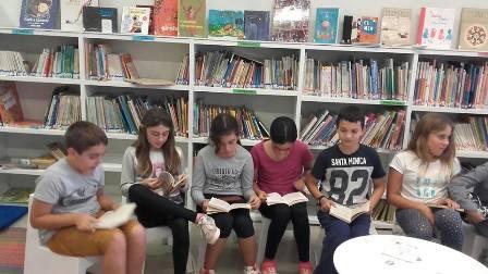  Una desena de nins llegeixen rondalles mallorquines a la Biblioteca de Cala Rajada