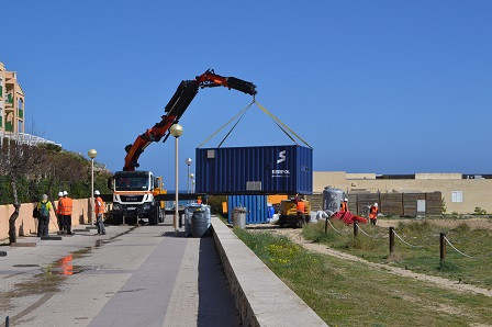 Comença la recuperació de la zona afectada pel vessament del cable elèctric a Cala Mesquida