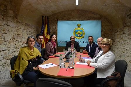 El consistori es reuneix amb el gerent de l’Agència de defensa del territori  de Mallorca