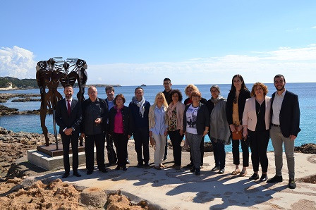 Sarasate inaugura l’exposició ‘Ballant amb les ones’ al passeig Marítim de Cala Rajada