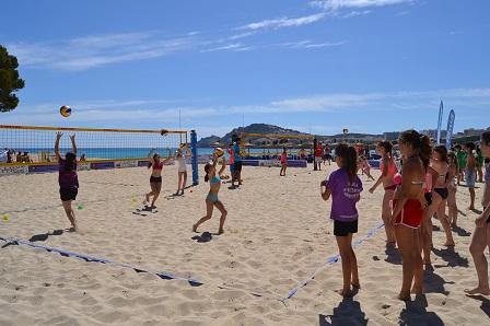 Els campions d’Espanya de volei platja Paula Soria i Christian García participen al primer clínic de beach volley de Capdepera