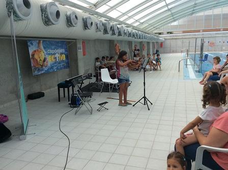 El cicle d’interludis musicals conclou amb un refrescant concert a la piscina municipal