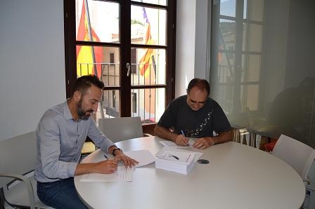 L'Ajuntament de Capdepera i l'Associació Cultural Cap Vermell signen un conveni de col·laboració en els premis de narrativa curta 'Ploma de Ferro' 2017 