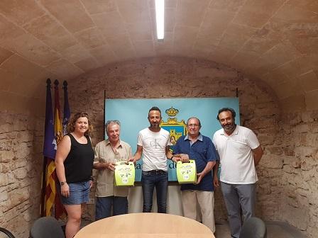 Els clubs de la tercera edat de Capdepera i Cala Rajada reben un desfibril·lador cadascun