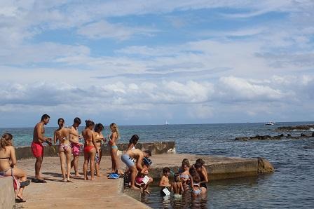 Els alumnes del taller de teatre gaudeixen d’una activitat ambiental per conèixer el fons marí