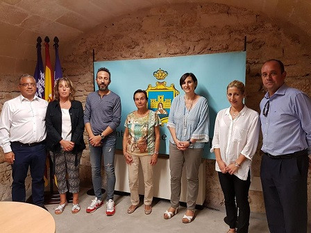 Els doblers recaptats a l’exposició Postals d’una vida es destinaran a la construcció de tres cases a la Índia amb la Fundació Vicente Ferrer