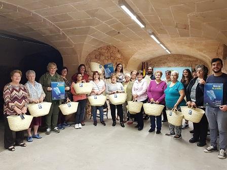 Els guanyadors del sorteig de la campanya ‘Bossa? No, gràcies’ s’emporten una senalleta feta a Capdepera