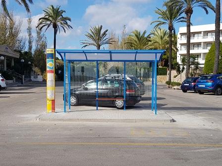 Dues marquesines noves a les parades de bus de Son Moll i carrer Castellet 