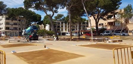 Es tapen els escocells de la plaça del Centre Cap Vermell