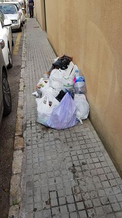 El departament de Medi Ambient demana civisme amb els fems a Cala Rajada
