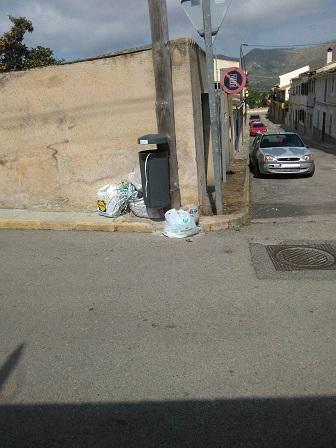 L’Ajuntament recorda que està prohibit deixar bosses de fems al carrer