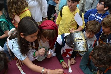 Capdepera dóna inici a la fira medieval més esperada amb el pa amb oli dels escolars