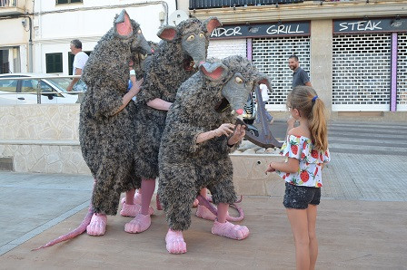 El Festival d’Arts al Carrer omple Cala Rajada d’espectacles, rialles i gent