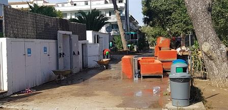 Les tasques de neteja de carrers de Canyamel continuen durant tot el dia d'avui