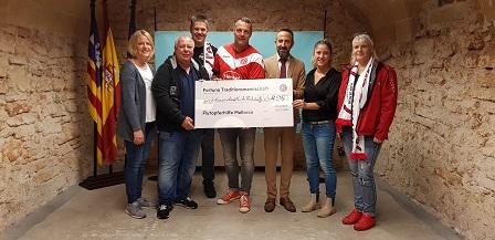 Els veterans del Fortuna Düsseldorf i el FanClub a Mallorca donen un xec de 6895€ pels afectats de les inundacions de Capdepera i Sant Llorenç